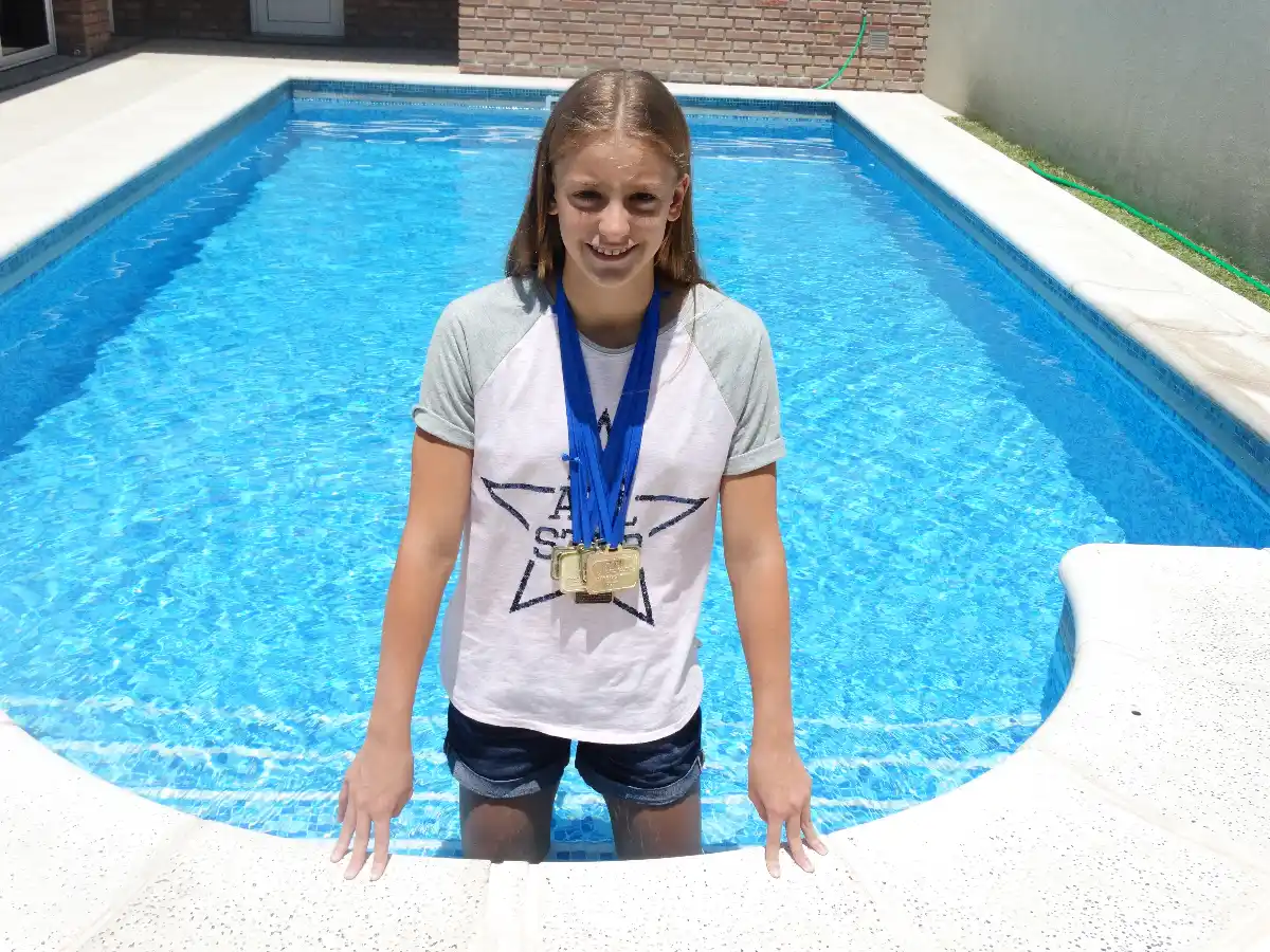 Agustina cosecha medallas en la pileta