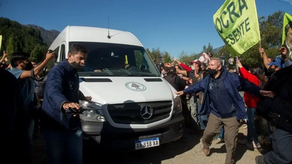 Detuvieron al menos a 5 personas por el ataque a la comitiva de Alberto Fernández en Chubut