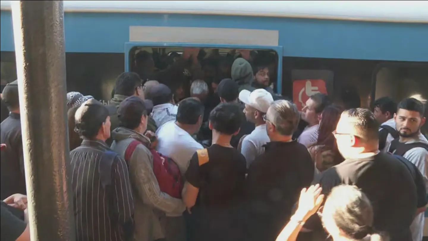 "Arreglen esto o van a empezar los disturbios": la advertencia de pasajeros del tren Sarmiento en otra jornada de caos