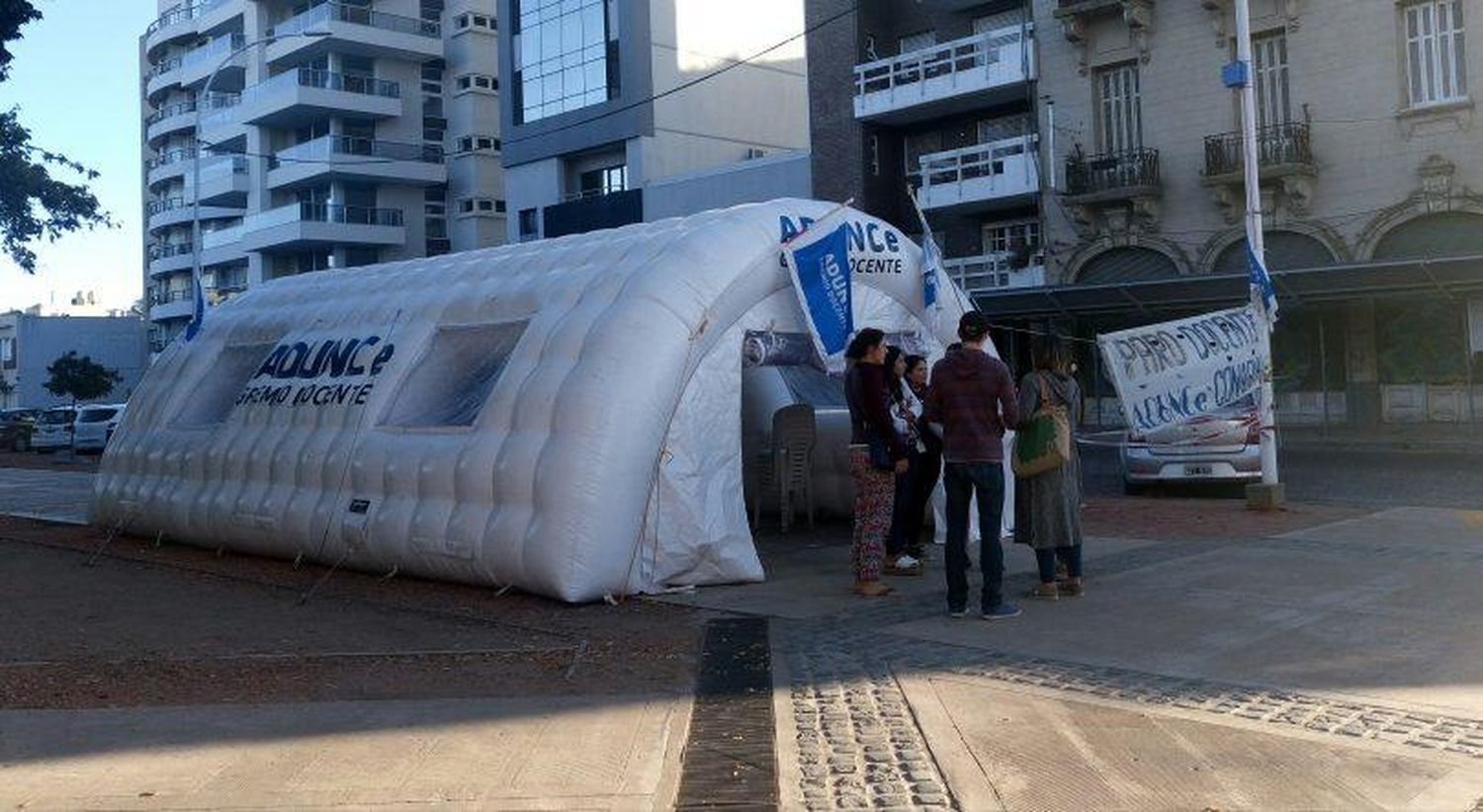 Agremiados a Adunce instalaron una carpa como símbolo de adhesión al paro docente
