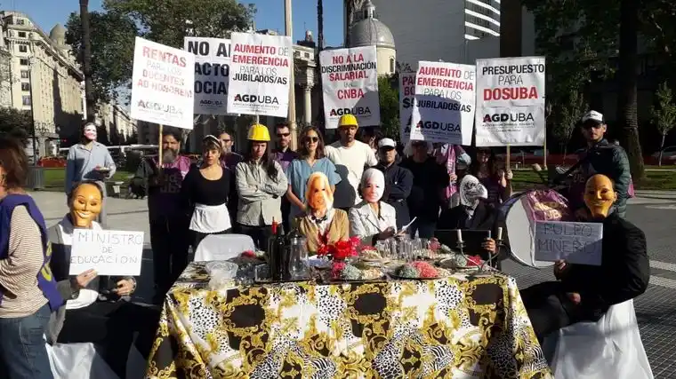 Buenos Aires: docentes protestan con un almuerzo al estilo Mirtha Legrand