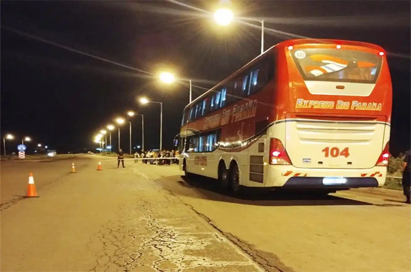 Un hombre murió por un disparo que ingresó del exterior mientras viajaba en ómnibus