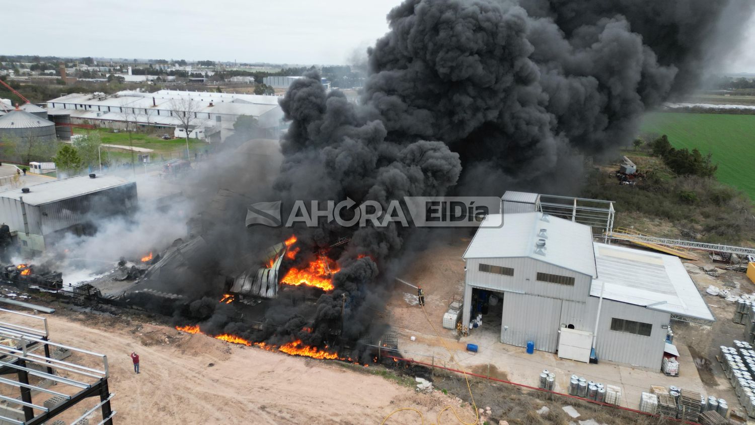 Video desde el dron de Ahora ElDía: Así trabajan desde adentro los bomberos en el mega incendio