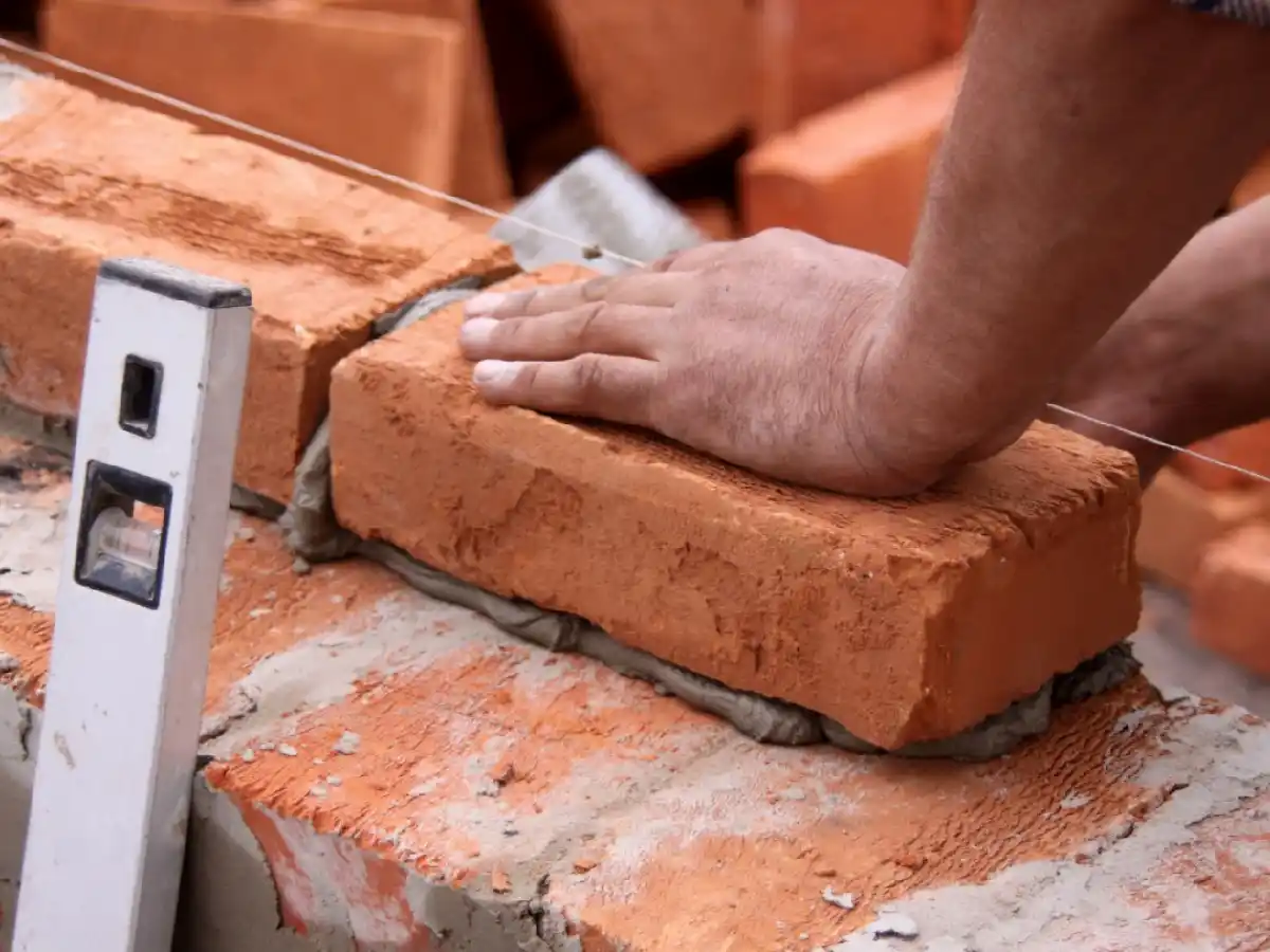 Cayó el empleo formal  en la construcción 