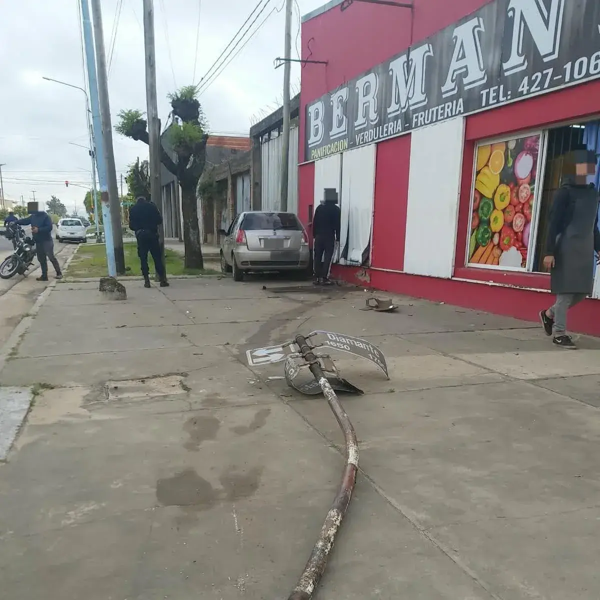 Un conductor chocó contra una verdulería y dio positivo en alcoholemia