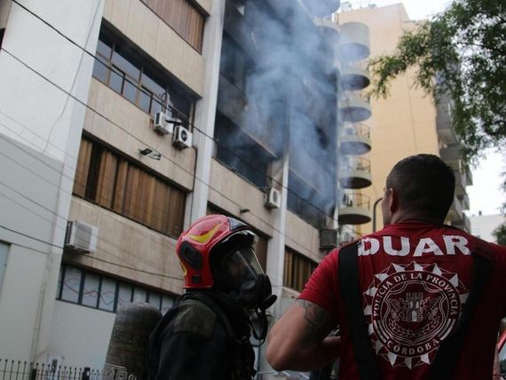 Feroz incendio en una obra social de Córdoba: no hay víctimas fatales