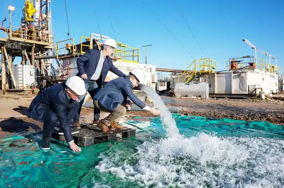 El gobernador visitó y celebró el nuevo pozo termal en Santa Ana