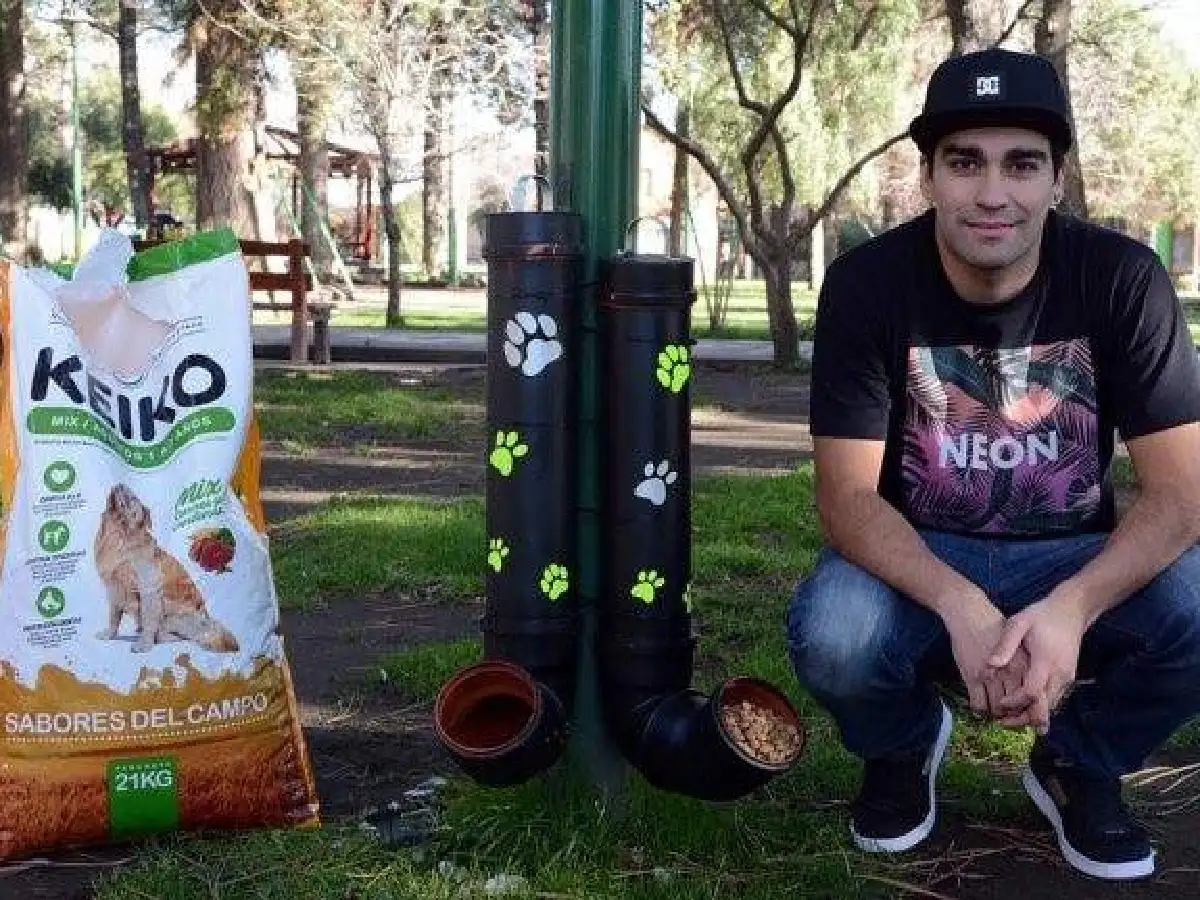 CONSTRUYÓ COMEDEROS PARA QUE LOS PERROS DE LA CALLE NO PASEN HAMBRE