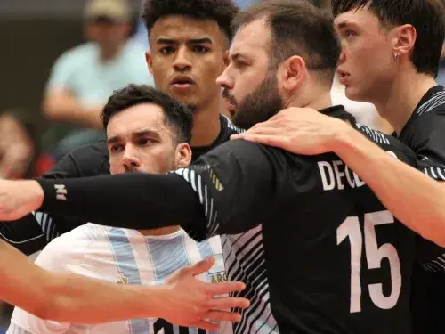 Con el santafesino Luciano De Cecco como capitán, Argentina se mide a las 16:30 con Serbia en Brasilia. Foto: FEVA