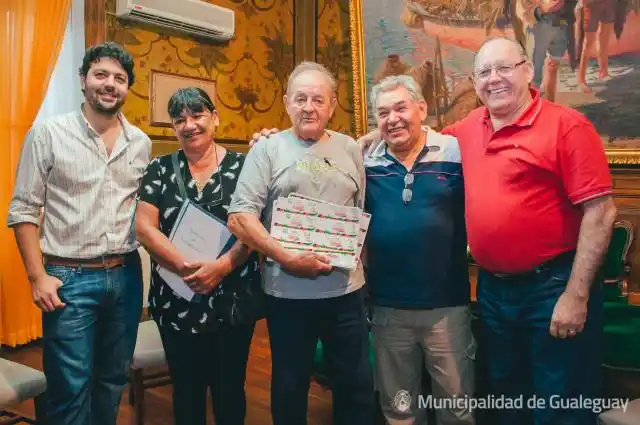 Bogdan entregó entradas para el Corso a jubilados y pensionados