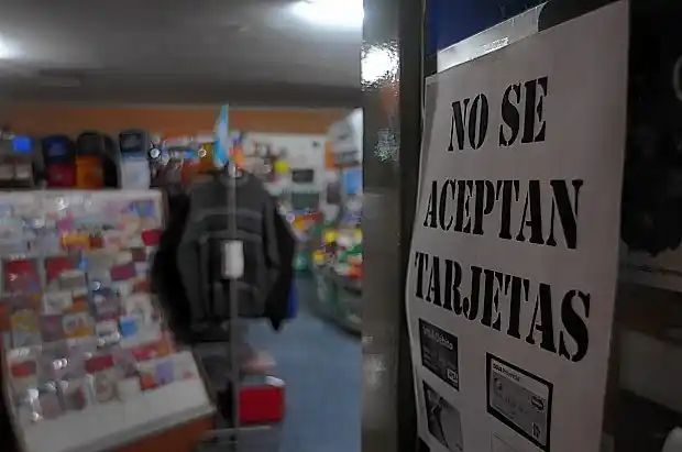 ¿Por qué los argentinos tienen el uso de dinero en efectivo como principal opción de pago?