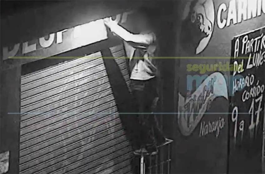 Se trepó para robar un reflector y lo estaban observando