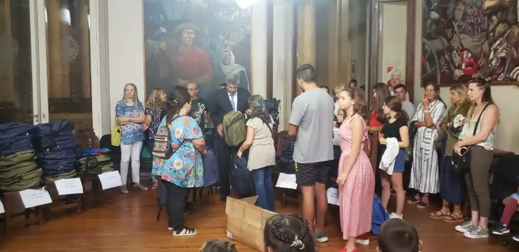 Mauricio D’Alessandro entregó útiles  escolares a vecinos e instituciones