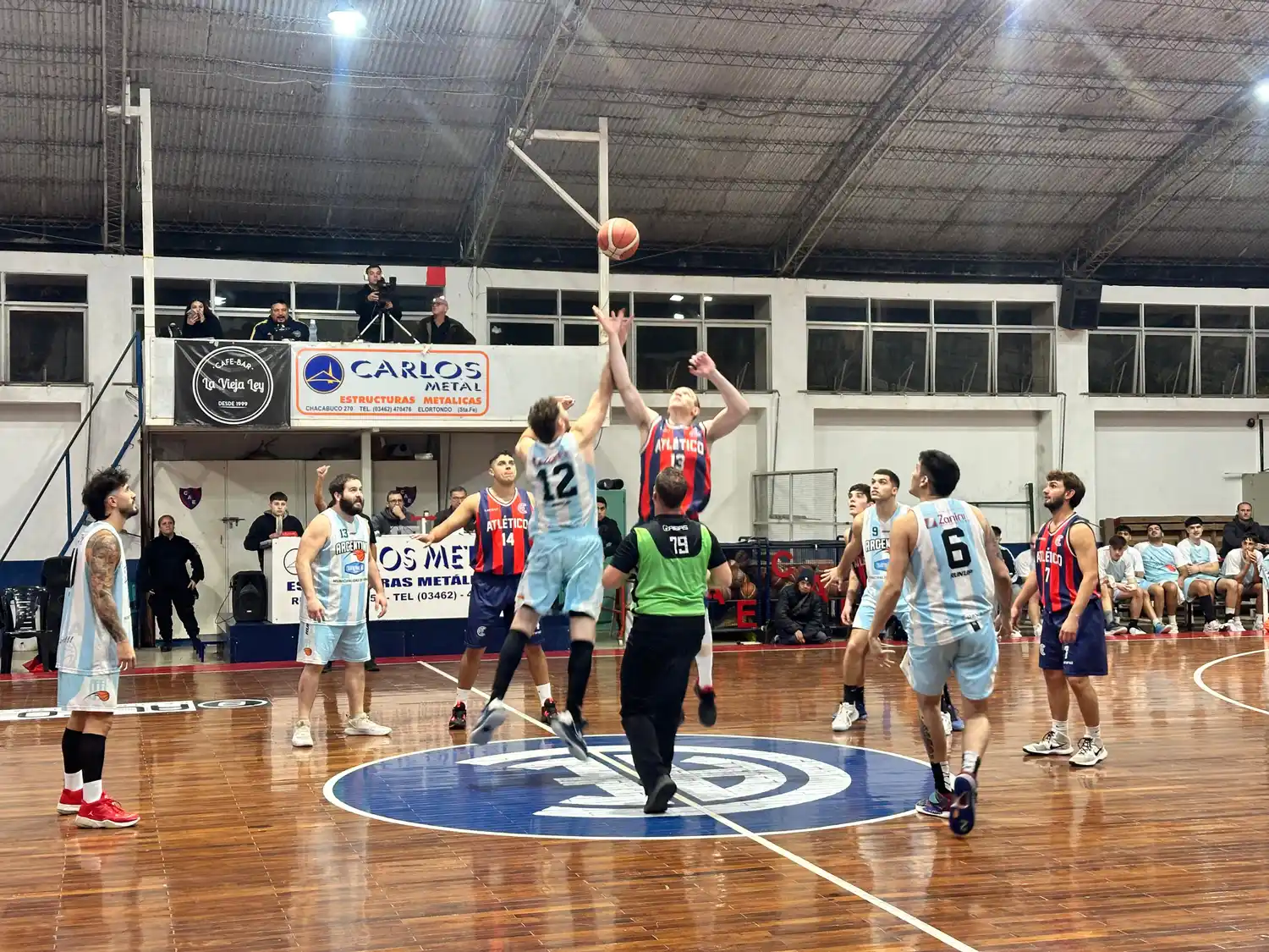 Bola en el aire. Atlético ganó y confirmó su lugar en los cuartos de final. Foto: Sur24.