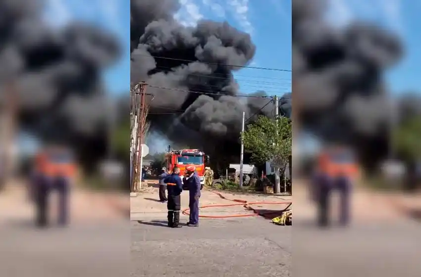 Voraz incendió arrasó con una gomería en la zona oeste