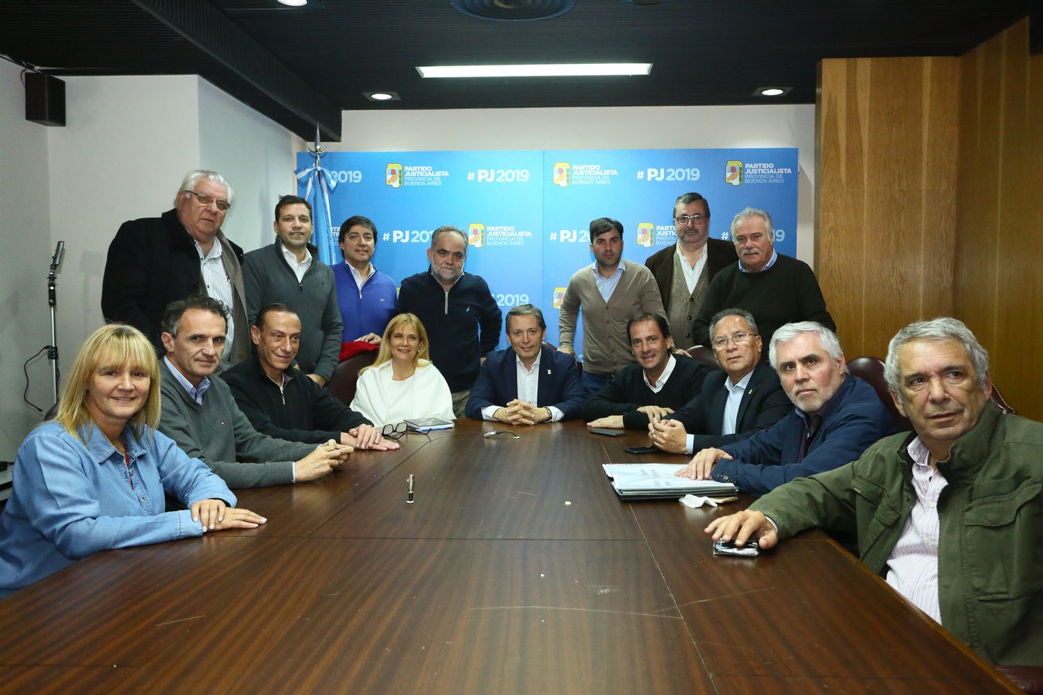 Gray con intendentes pidió "listas competitivas" en los 135 distritos de la Provincia