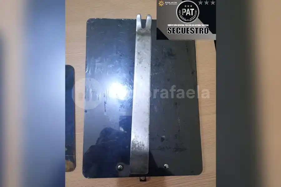 Intentaron forzar la puerta de un comercio, pero fueron vistos por la policía