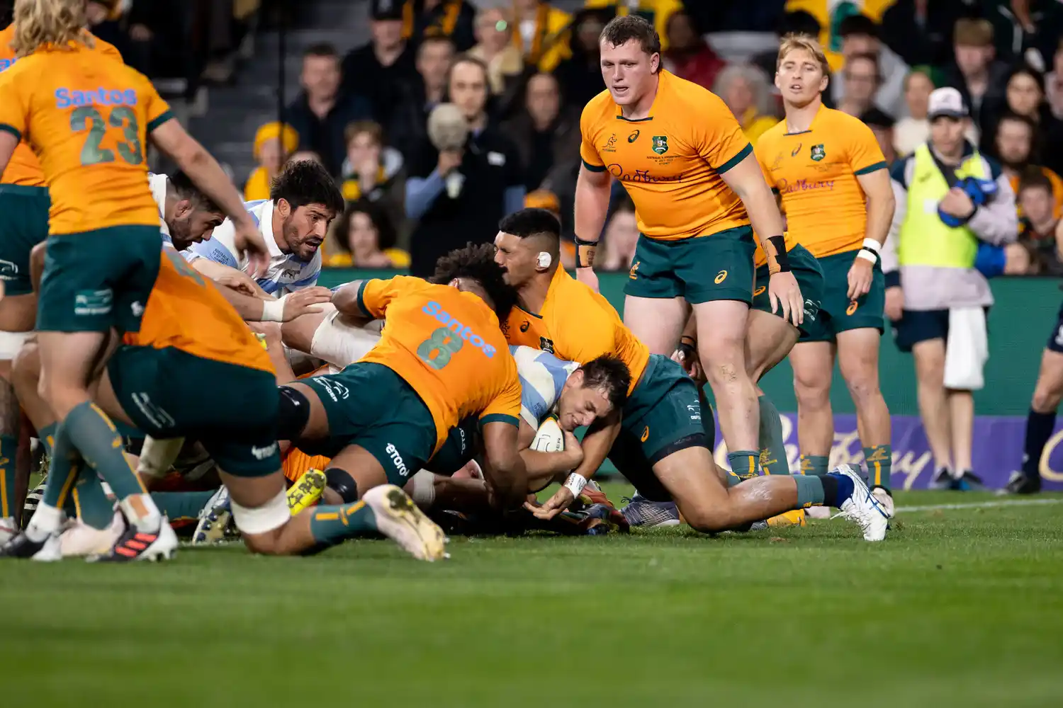 Los Pumas lograron una agónica victoria en Australia