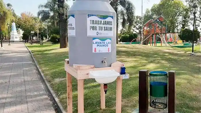 Instalaron dos piletas para lavarse las manos en la plaza de Feliciano