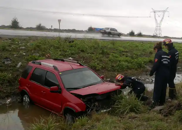 Se despistó y cayó a una zanja