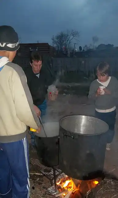 Organizaron otra olla popular para combatir el frío  