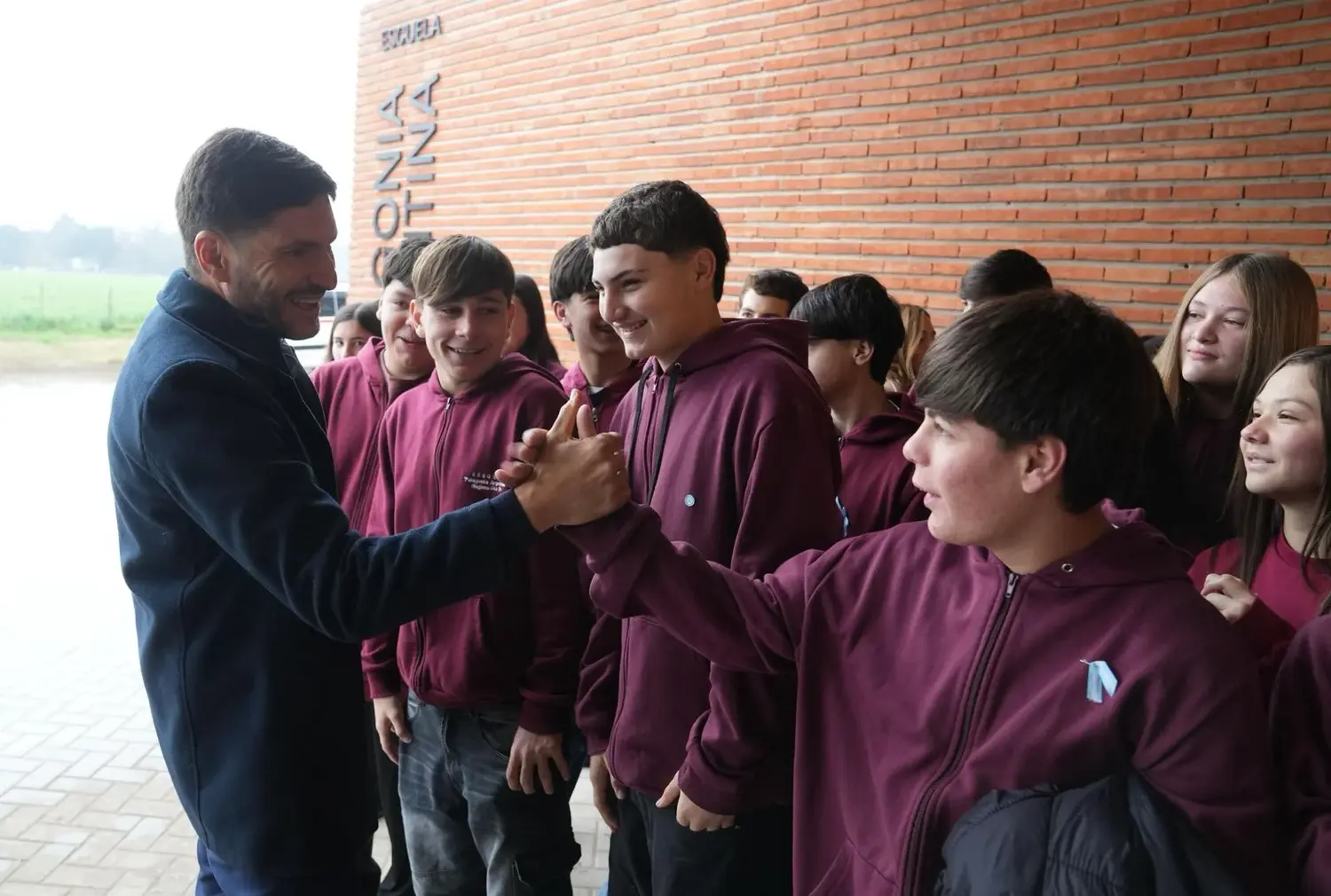 Pullaro reivindicó el trabajo colectivo como camino para construir futuro al inaugurar una escuela en Hughes