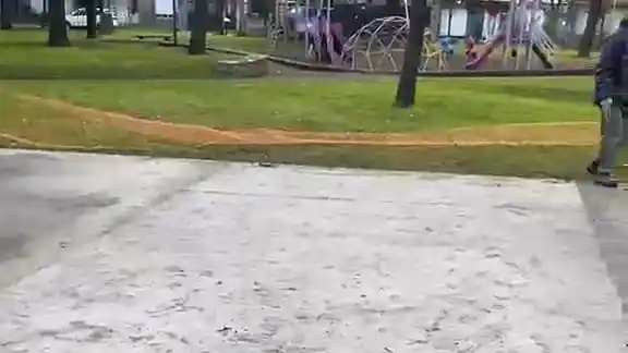 Daños en le playón de deportivo en la Plaza Malvinas