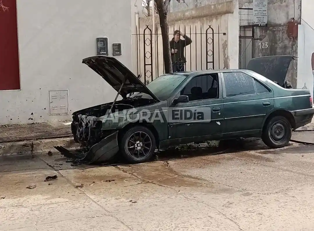 Un auto fue consumido por las llamas en calle Rivadavia