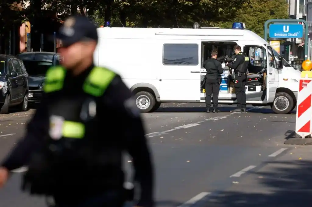 Docenas de agentes de policía rodearon el edificio