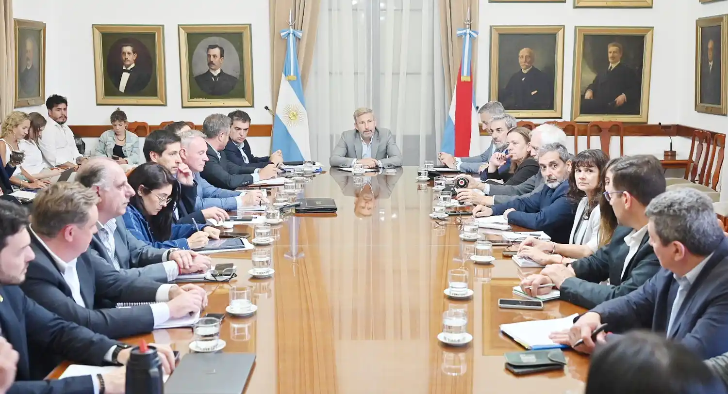 Vehículos, nuevos sistemas de digitalización y viviendas fueron los temas centrales de la reunión de gabinete