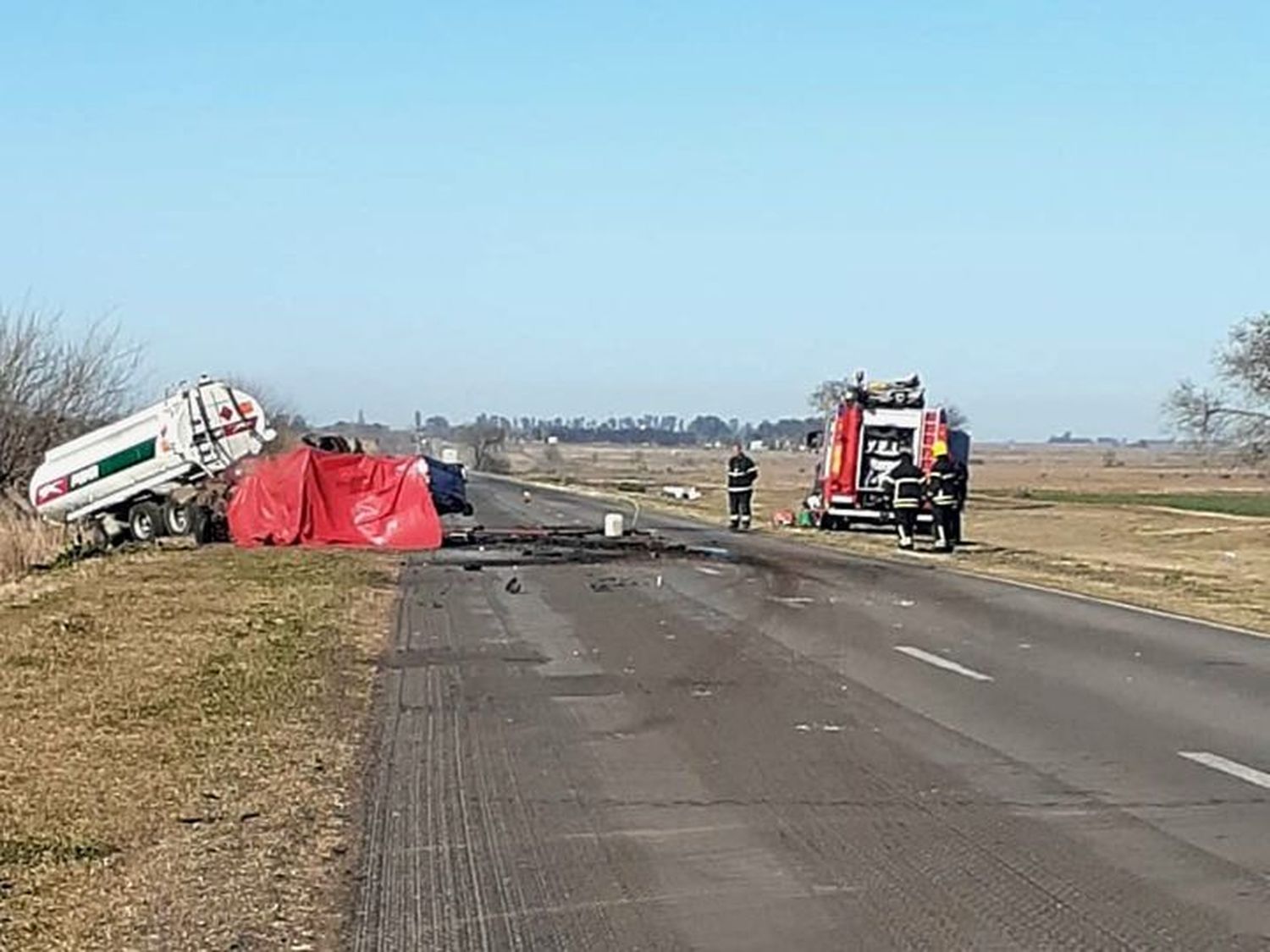 Ruta 33: un muerto tras un fuerte choque entre un camión y una camioneta