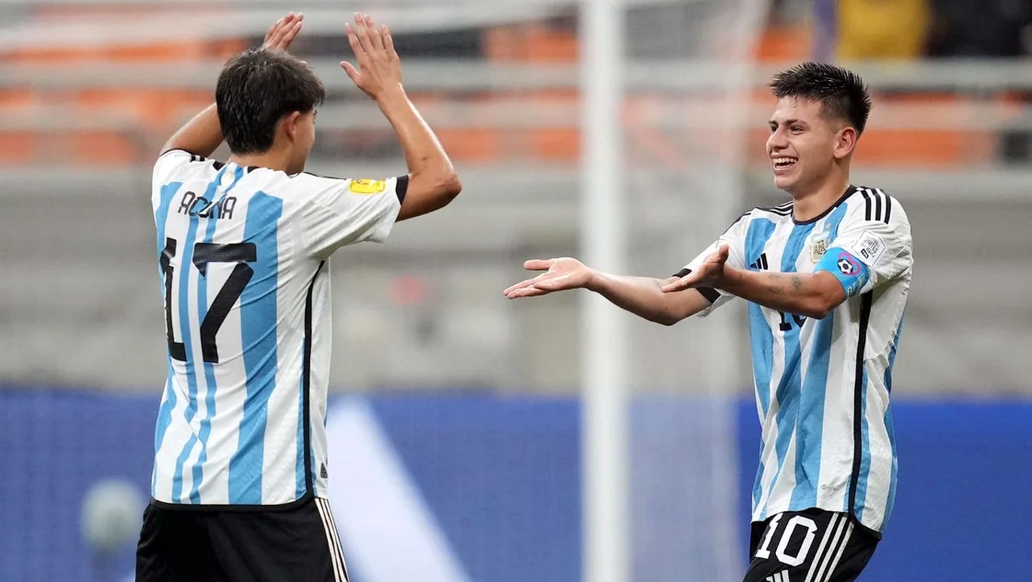 Claudio Etcheverri festeja uno de sus tres goles