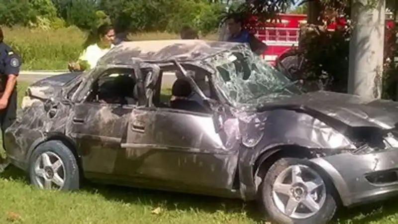 Automovilista intentó un sobrepaso en la ruta y terminó volcando