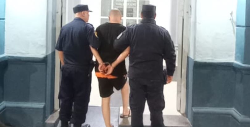 El falso policía arrestado en el Barrio 348 tiene pedido de captura por homicidio