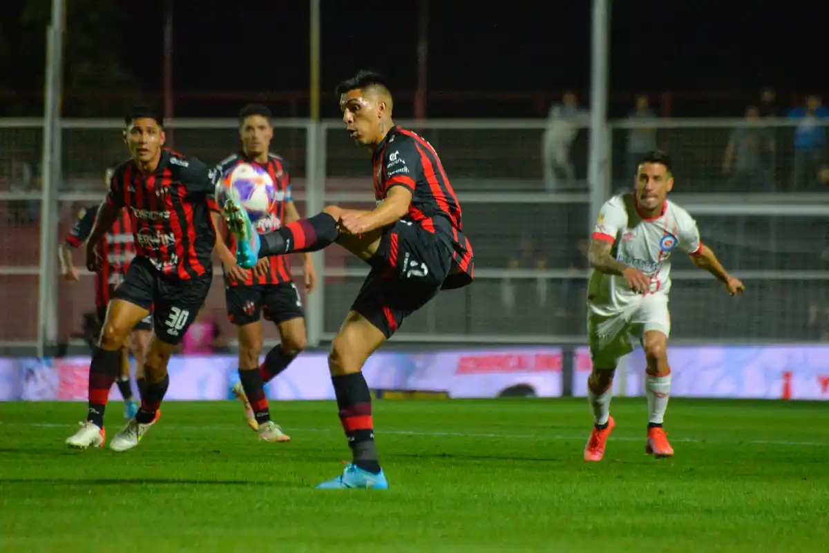 Con el VAR de protagonista, Patronato igualó con Argentinos Juniors