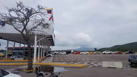 ¡PASARON 1.361 VEHÍCULOS! Así se movió el tránsito en el puente Atanasio Girardot que une a Colombia y Venezuela