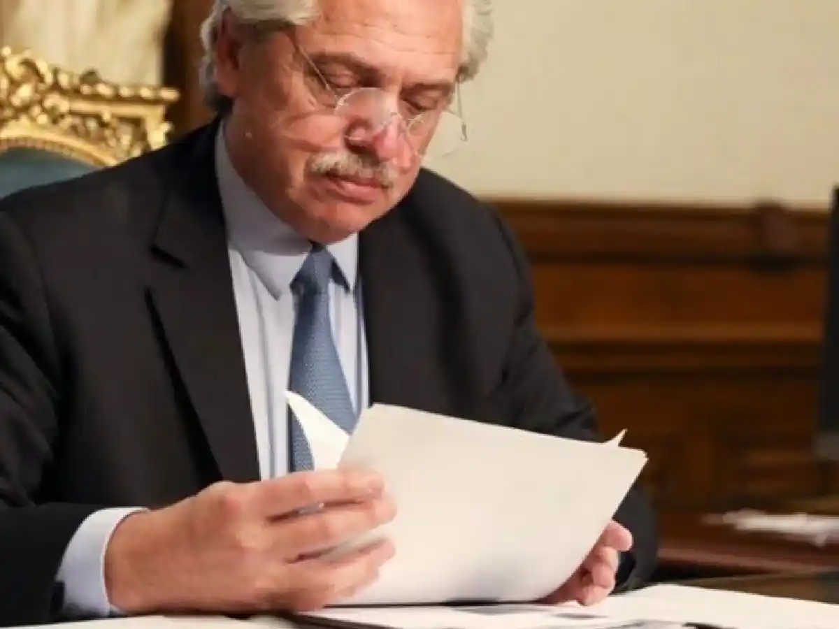 El gobierno confirmó que planifican un "ajuste de gasto político"