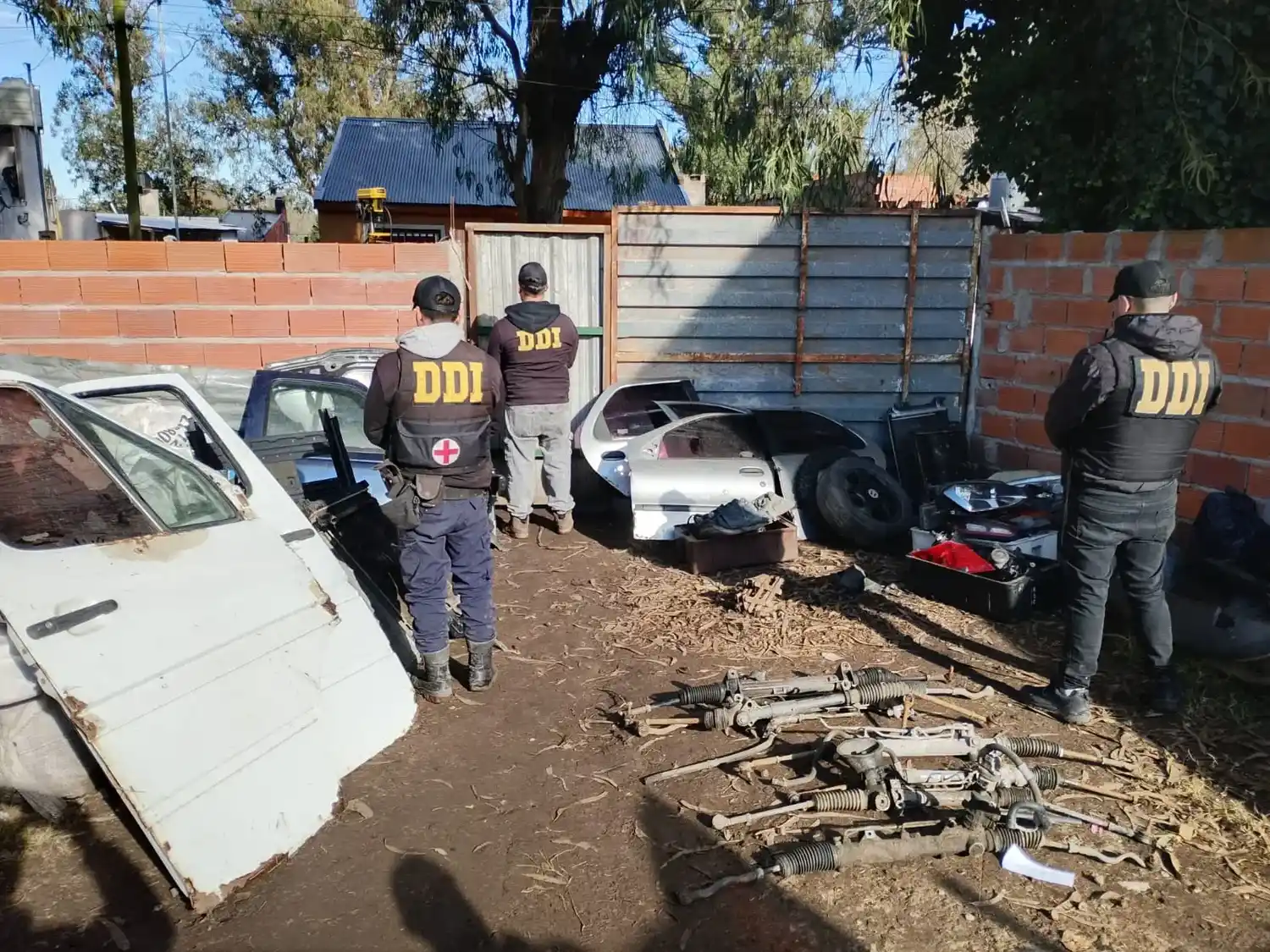 En el allanamiento fueron secuestradas autopartes de vehículos robados, herramientas de desguace y otros elementos vinculados a la actividad ilegal.