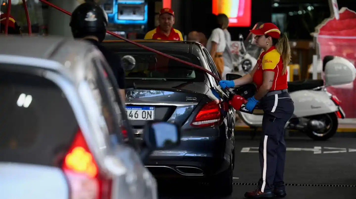 Las otras petroleras se sumaron a YPF y estabilizarán el precio de los combustibles por 45 días. (Foto: Reuters)