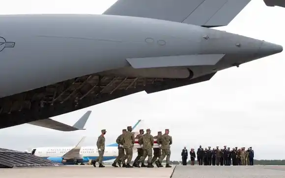 Así recibe Biden a los 13 militares muertos en Kabul