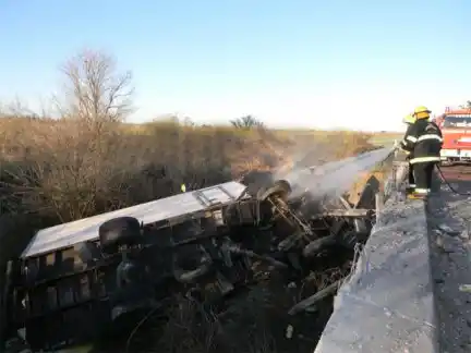 Impactante accidente de un camión que cayó debajo de un puente