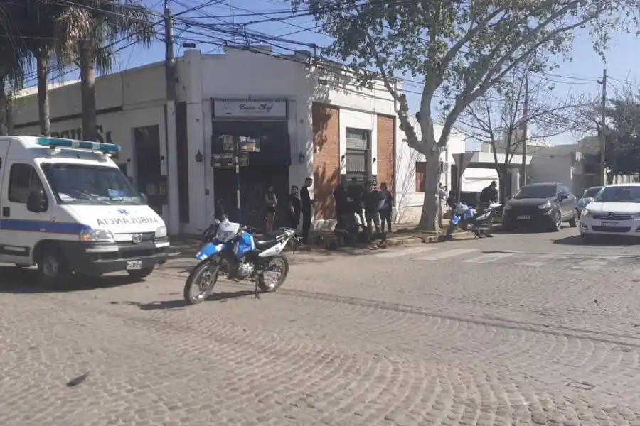 Hace instantes en el centro de la ciudad: chocaron un automóvil y una motocicleta y una joven terminó hospitalizada