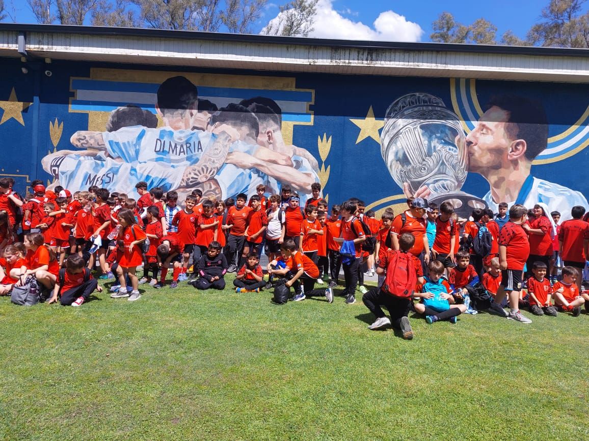 En septiembre del año pasado, la escuelita de Mitre visitó el Predio de la AFA donde consguió la camiseta firmada por el 10.