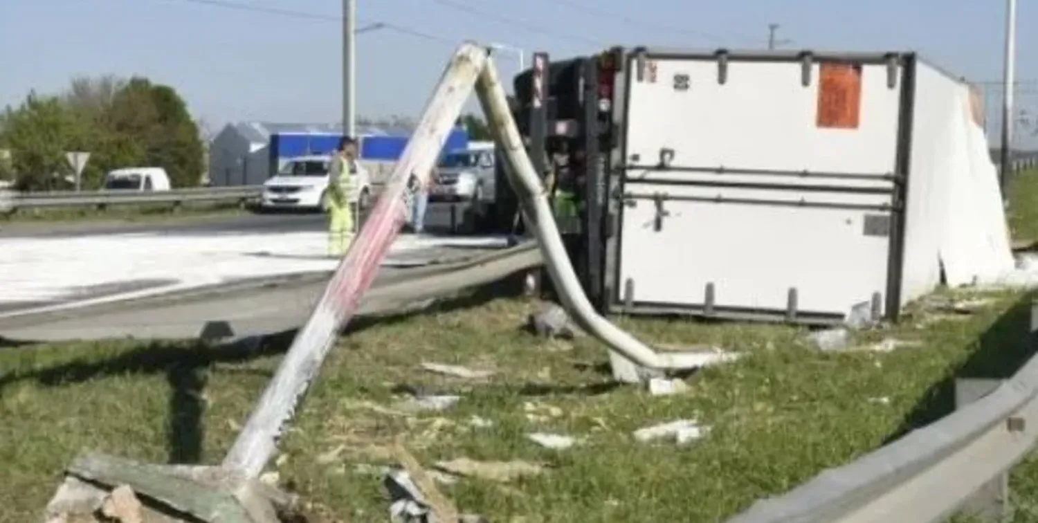 Lo perseguían a los tiros: volcó un camión cargado de electrodomésticos de una reconocida empresa