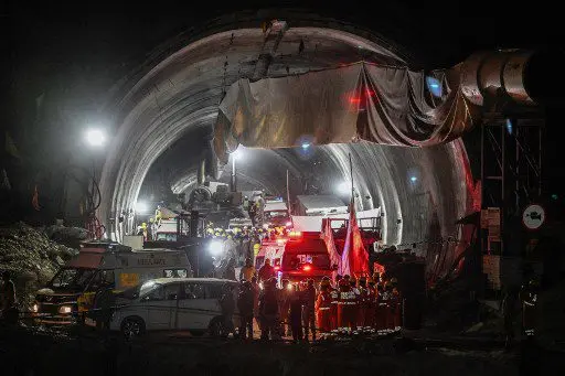 ¡SE ACABÓ LA AGONÍA! Rescatados 41 obreros atrapados en túnel de India