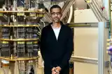 Sundar Pichai, CEO de Google y Alphabet, posa frente a un refrigerador de dilución. En la parte inferior de este sistema, ubicado en el Campus de Computación Cuántica de Santa Bárbara, California