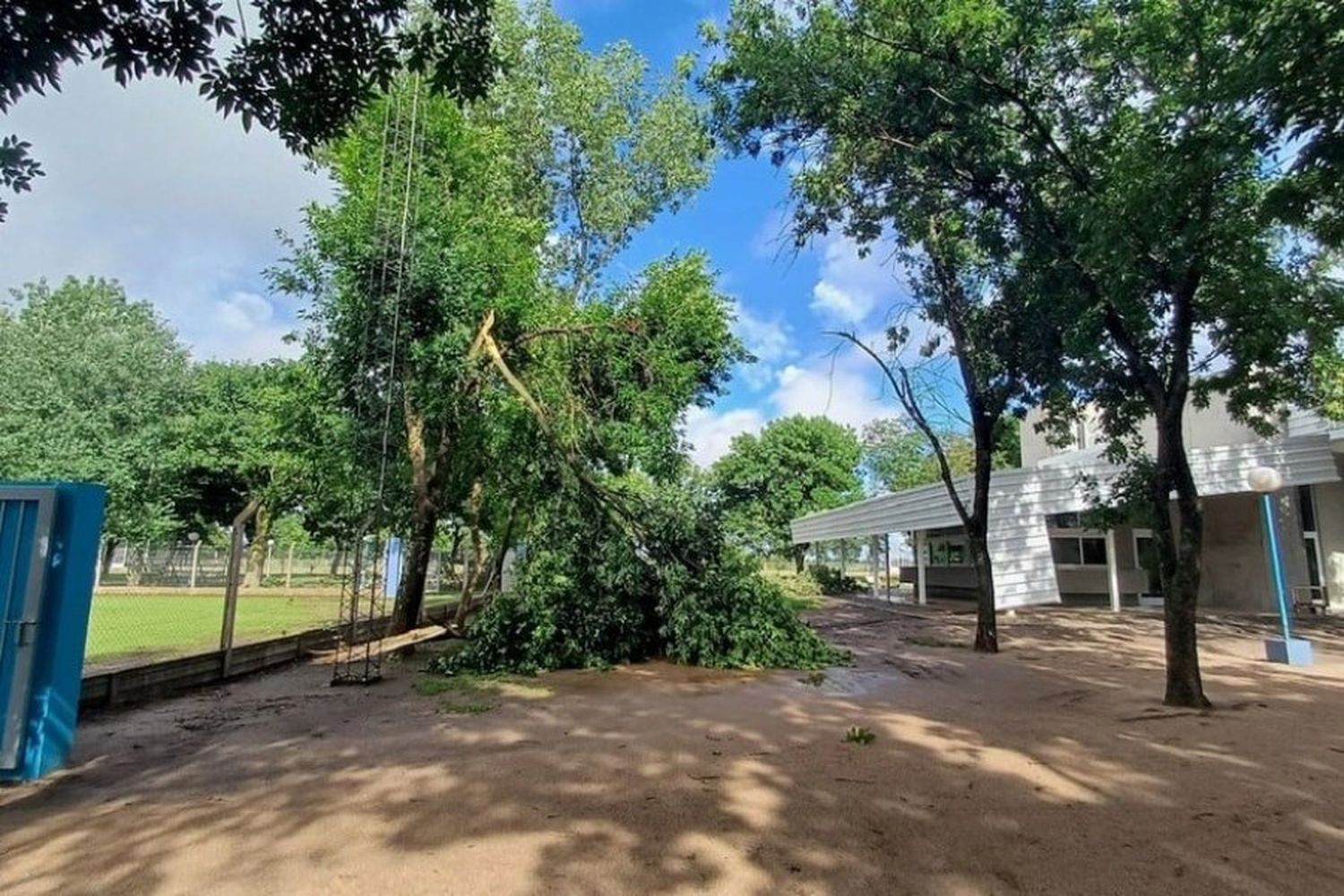 La tormenta causó graves destrozos en un club de la región: el viento tumbó tejidos, árboles y una columna de iluminación