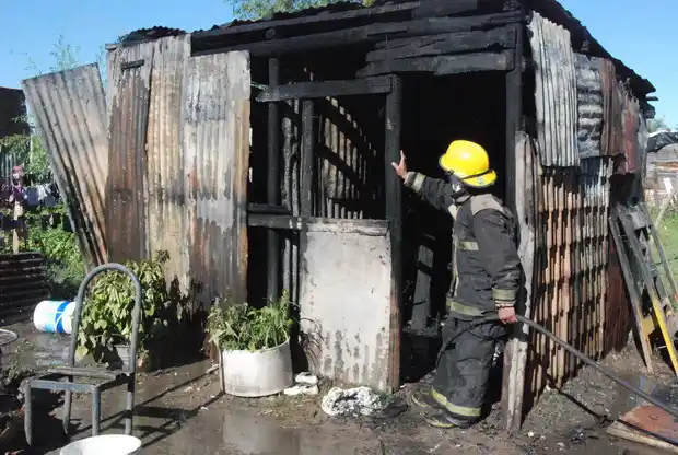 Esta tarde: Bomberos actuaron en el incendio de dos viviendas