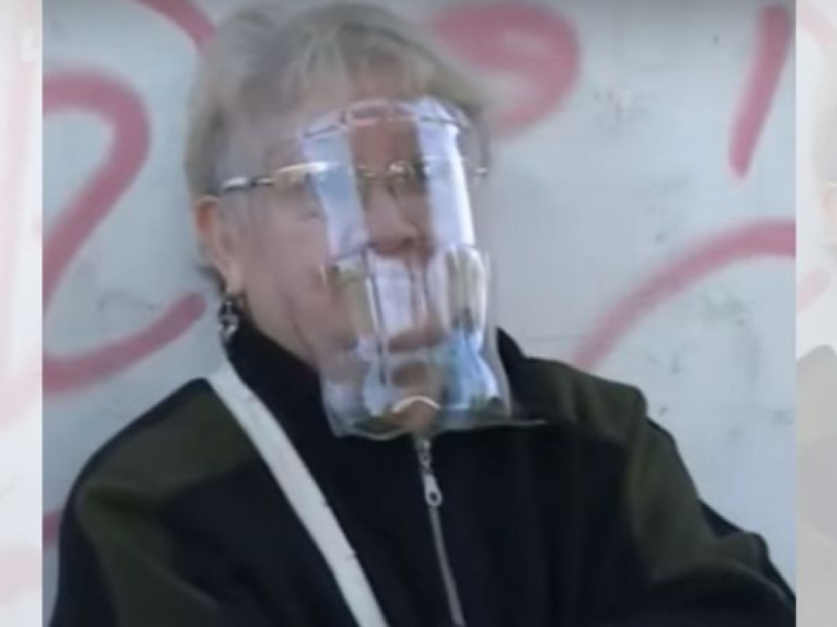 Tenía que cobrar y usó una botella de plástico como máscara de protección
