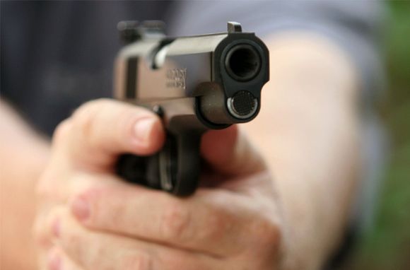 La amenazaron de muerte con una pistola y le robaron la moto en zona norte